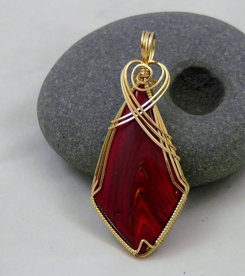 Vintage Fenton Glas Anhänger Mit Messingkern von StoneStoriesDesigns