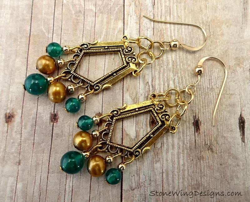 Art Deco Kronleuchter Ohrringe Grüner Onyx Und Goldperlen von StoneWingDesigns