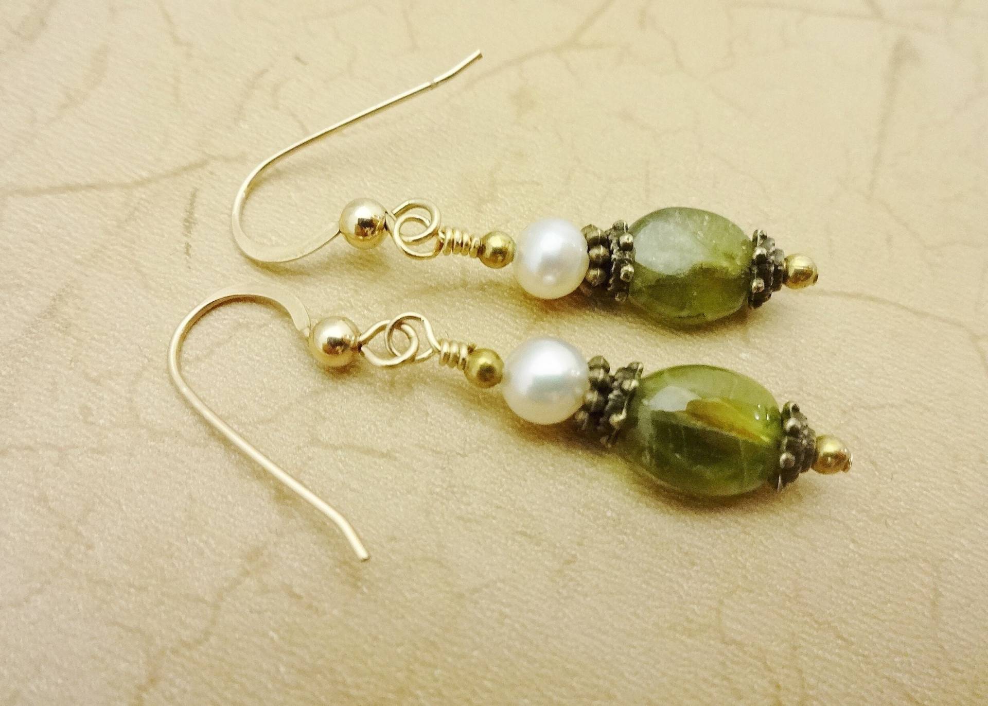 Peridot Und Perlen Hängeohrringe August Geburtsstein, 14K Gold Fill von StoneWingDesigns