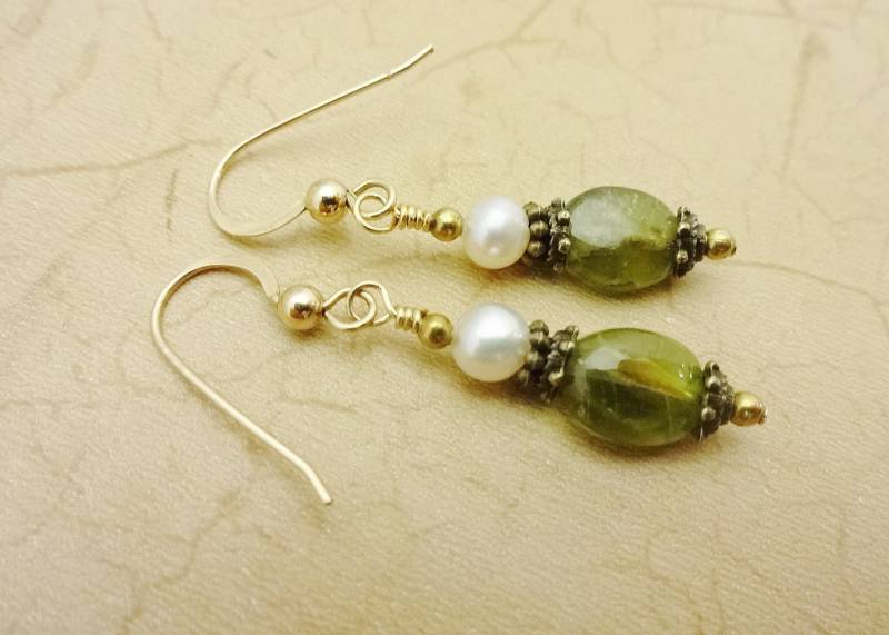 Peridot Und Perlen Hängeohrringe August Geburtsstein, 14K Gold Fill Peridot Und Perlen Hängeohrringe August Geburtsstein, 14K Gold Fill von StoneWingDesigns