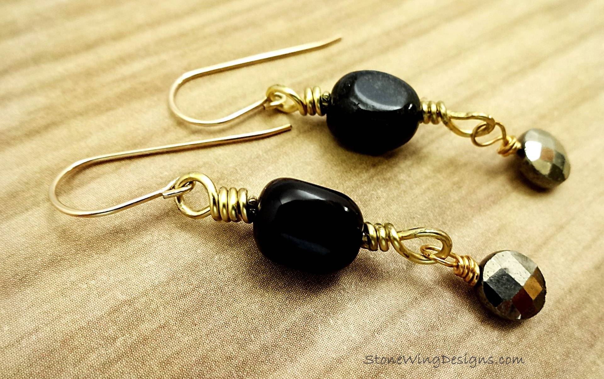 Schwarzer Onyx & Pyrit Ohrhänger Golddraht Gewickelt, Boho Rustikal von StoneWingDesigns