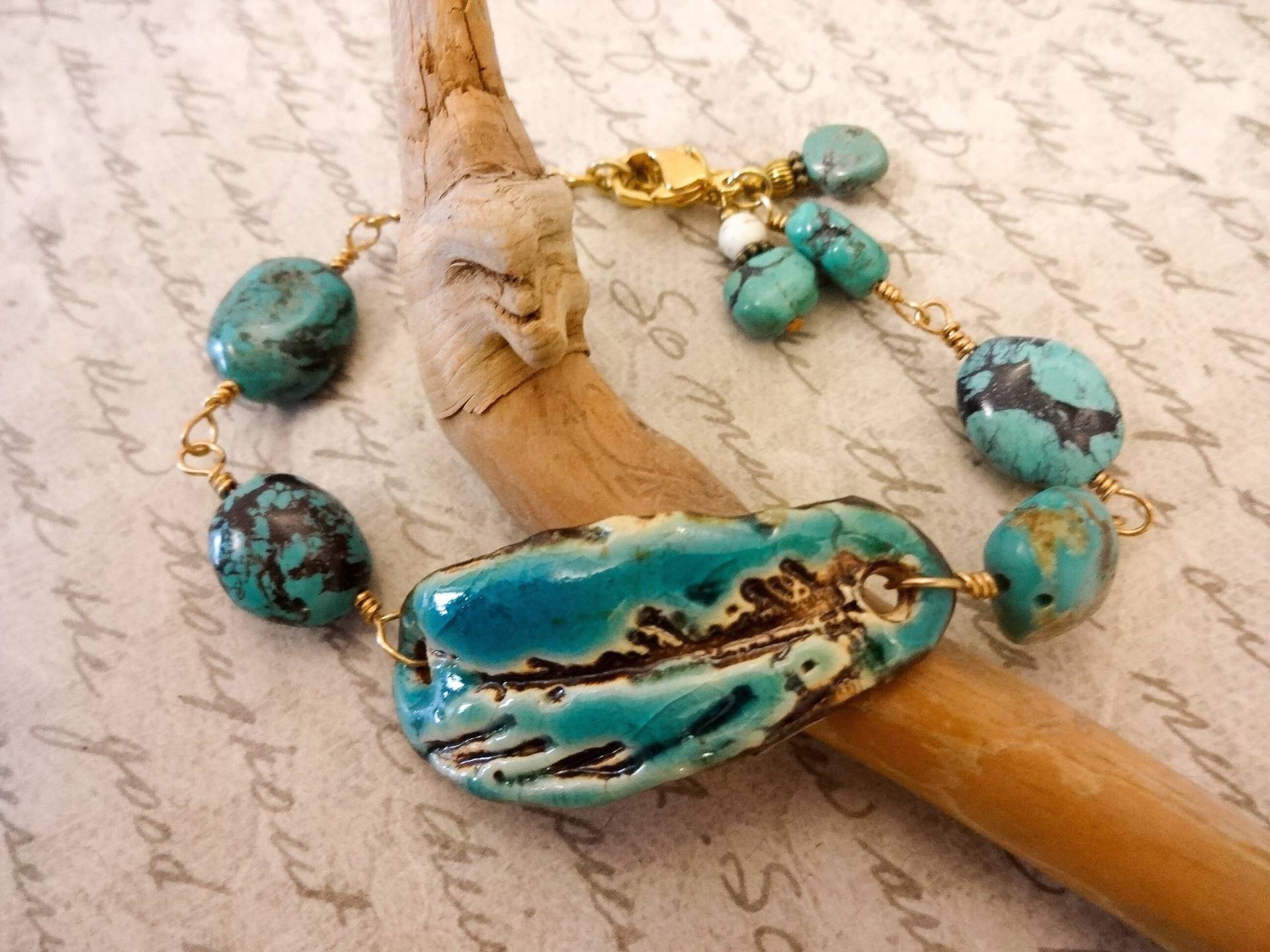 Türkis Nugget Armband Keramik Feder Boho Gliederarmband von StoneWingDesigns