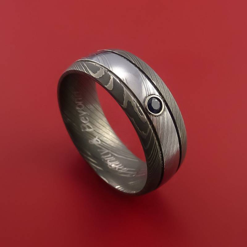 Damast Stahl Ring Mit Bezel Set Blauer Saphir Custom Made Band Damast Stahl Ring Mit Bezel Set Blauer Saphir Custom Made Band von StonebrookJewelry