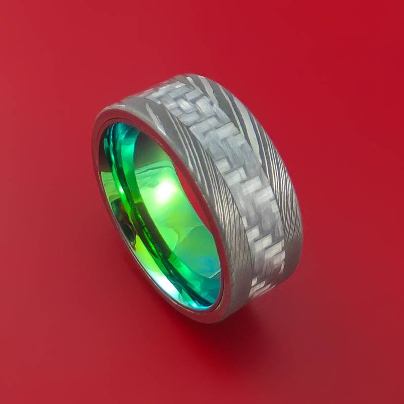 Damaszener Stahl Und Kohlefaser Ring Custom Made Band Mit Eloxiertem Grünen Interieur von StonebrookJewelry