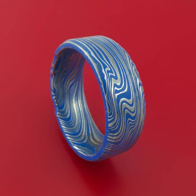 Marmorierter Kuro Damast Stahl Und Ridgeway Blau Cerakote Ring Custom Made Band von StonebrookJewelry