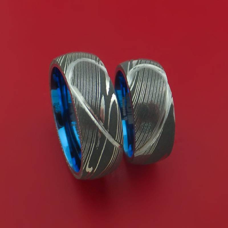 Passendes Damast Stahl Herz Geschnitzte Ring Set Eloxierte Eheringe Echte Handwerkskunst von StonebrookJewelry