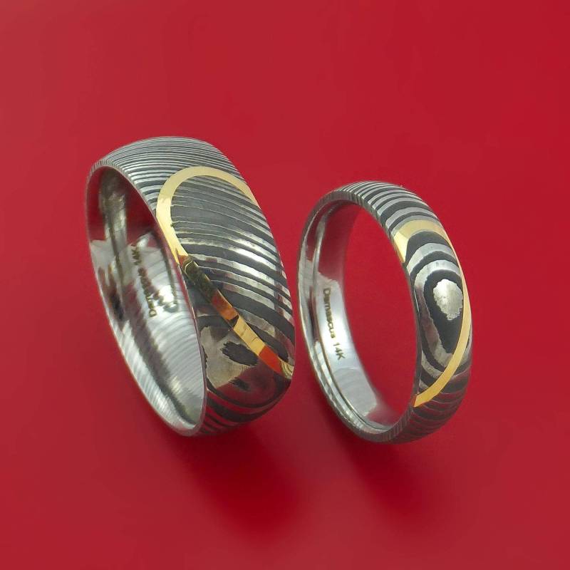 Passendes Damast Stahl Herz Geschnitztes Ring Set Mit 14K Gelb Gold Inlays Eheringe Echte Handwerkskunst von StonebrookJewelry