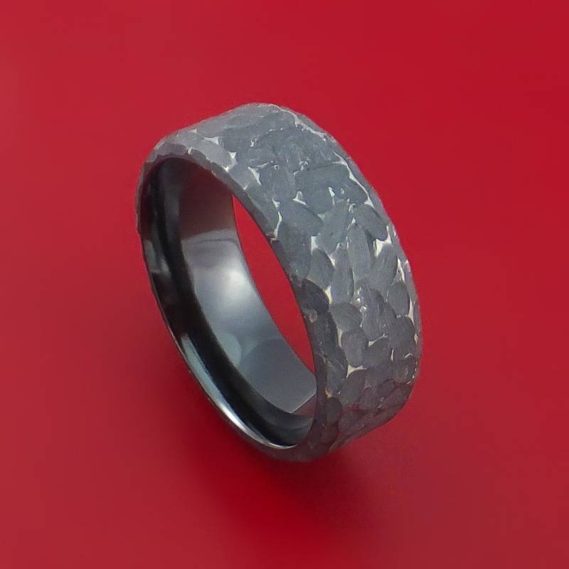 Schwarze Zirkonium Ring Traditionellen Stil Band Gehämmerte Und Distressed Finish Nach Maß von StonebrookJewelry