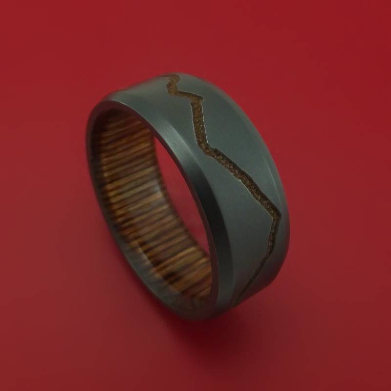 Schwarzer Zirkonium Ring Mit Custom Bergfräsung Und Ziricote Hartholz Innenhülse Made von StonebrookJewelry