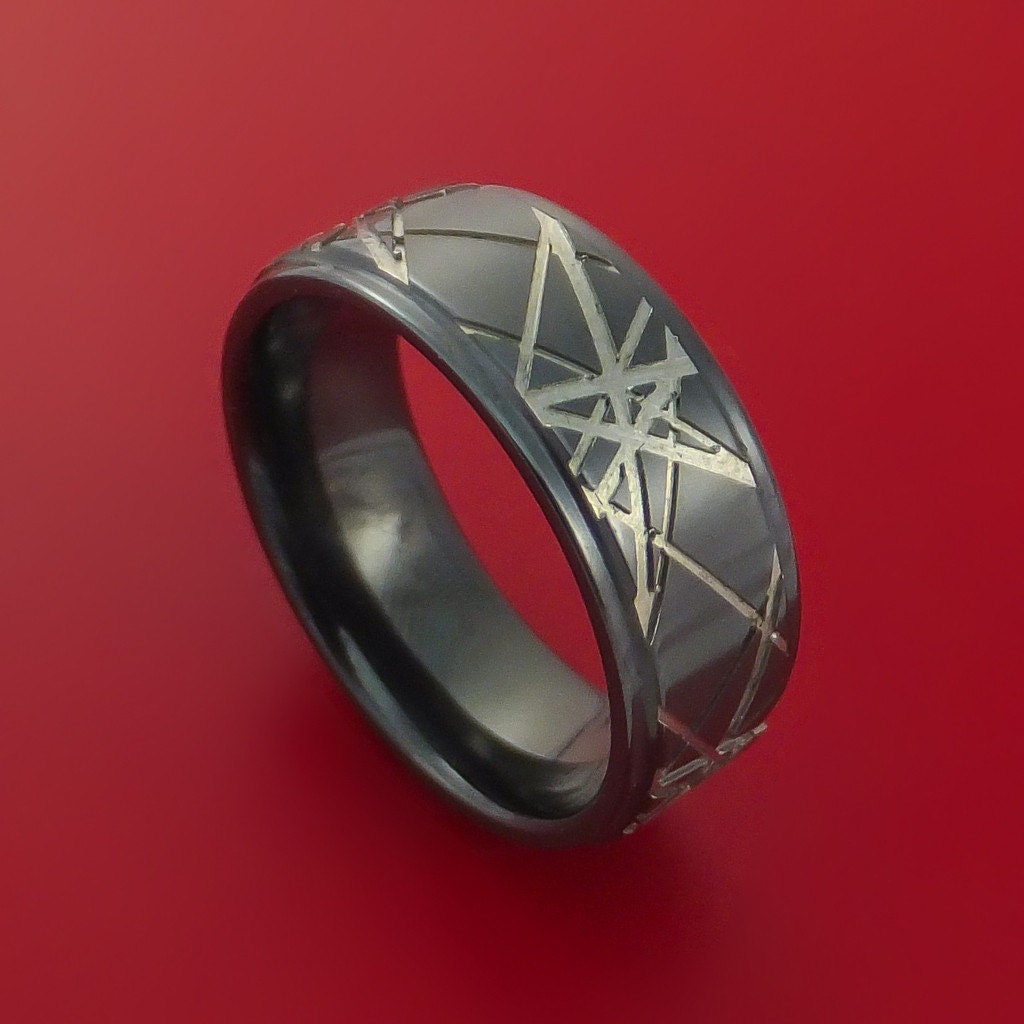 Schwarzes Zirkonium Retro Rocker Muster Band Nach Maß Schwarzes Zirkonium Retro Rocker Muster Band Nach Maß von StonebrookJewelry