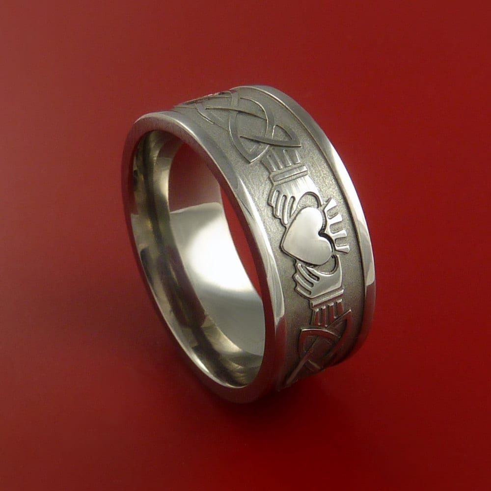 Titan Celtic Irish Claddagh Ring Hände Umklammern Ein Herz-Band Geschnitzt Jeder Größe 4 Bis 20 Titan Celtic Irish Claddagh Ring Hände Umklammern Ein Herz-Band Geschnitzt Jeder Größe 4 Bis 20 von StonebrookJewelry