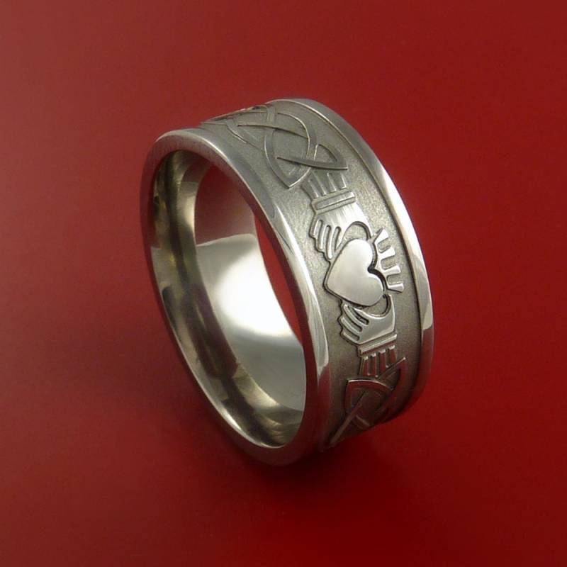 Titan Celtic Irish Claddagh Ring Hände Umklammern Ein Herz-Band Geschnitzt Jeder Größe 4 Bis 20 von StonebrookJewelry