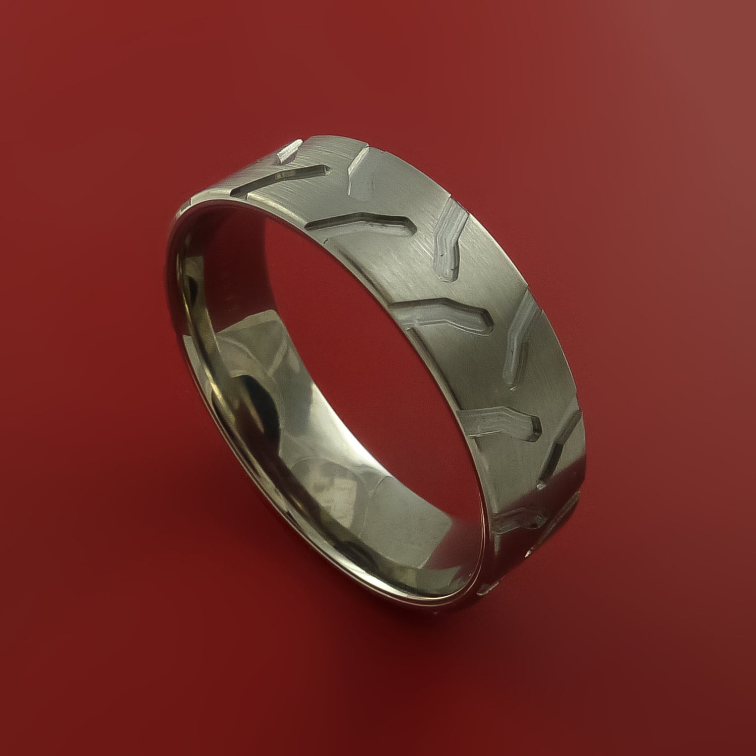 Titan-Traktor-Lauffläche Geschnitztes Design-Ring Mutiges Einzigartiges Band Nach Maß Für Jede Größe 4-22 von StonebrookJewelry