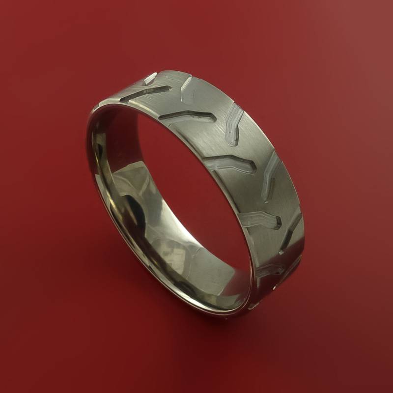 Titan-Traktor-Lauffläche Geschnitztes Design-Ring Mutiges Einzigartiges Band Nach Maß Für Jede Größe 4-22 Titan-Traktor-Lauffläche Geschnitztes Design-Ring Mutiges Einzigartiges Band Nach Maß Für Jede Größe 4-22 von StonebrookJewelry