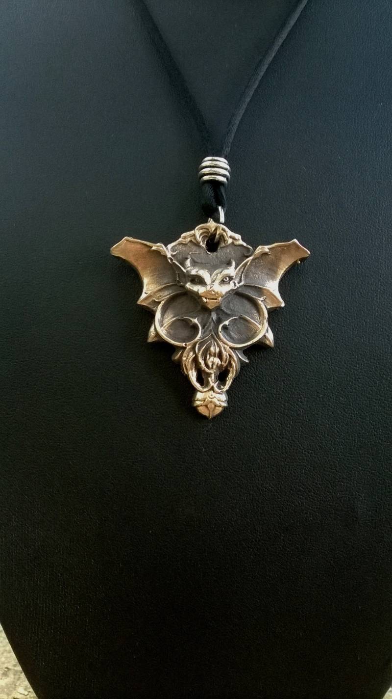 Bronze Batty Wasserspeier Anhänger von StonecraftArts