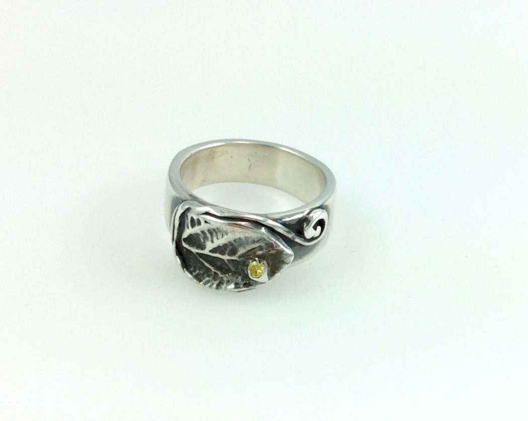Metall Ton Ring Silber Feine Peridot Cz Blatt Bio Nachhaltige Erde Freundliche Größe 6 Metall Ton Ring Silber Feine Peridot Cz Blatt Bio Nachhaltige Erde Freundliche Größe 6 von StonedAdornments