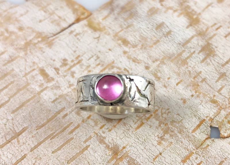 Rosa Saphir Cz Feinsilber Ring Strukturierte Band Handwerker Zierlich Feminin Rosa Saphir Cz Feinsilber Ring Strukturierte Band Handwerker Zierlich Feminin von StonedAdornments