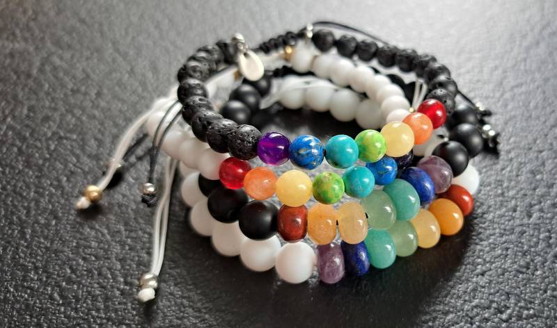 Chakra - Armbänder Aus Verschiedenen Halbedelsteinen in Den Farben Der 7 Chakren von StonesAndBrass