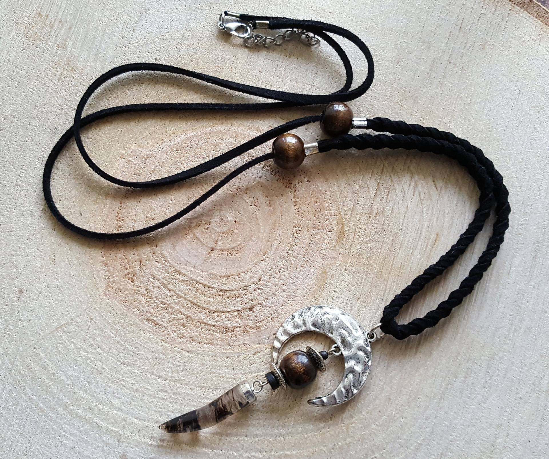 Boho Mond Halskette An Wildlederkordel Mit Quarzzahn Anhänger Und Holzperlen. Hippie Schmuck Boho Mond Halskette An Wildlederkordel Mit Quarzzahn Anhänger Und Holzperlen. Hippie Schmuck von StonesAndFeathersArt