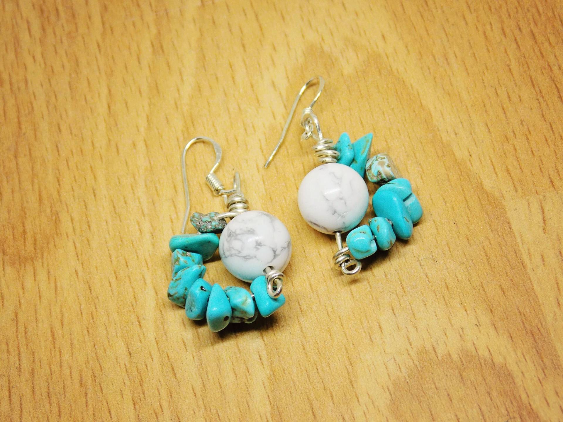 Kostenloser Versand Naturweiße Howlith Und Gefärbte Blaue Howlith/Türkisit Ohrringe Mit 925 Sterling Silber Draht Und Haken Geschenk Kostenloser Versand Naturweiße Howlith Und Gefärbte Blaue Howlith/Türkisit Ohrringe Mit 925 Sterling Silber Draht Und Haken Geschenk von StonesAndTreasures