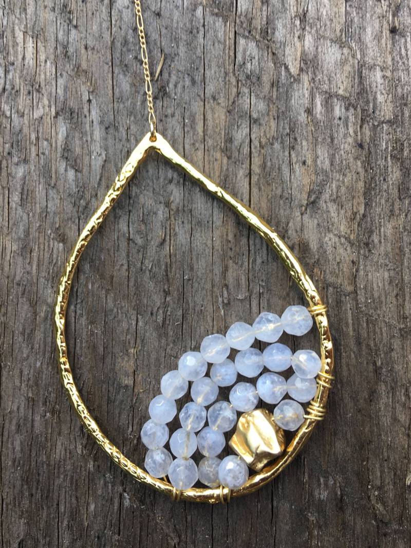 Gehämmert Gold Teardrop Halskette - Zarte Y-Form Mit Kleinen Runden Mondsteinperlen Gehämmert Gold Teardrop Halskette - Zarte Y-Form Mit Kleinen Runden Mondsteinperlen von StonesXSparkles