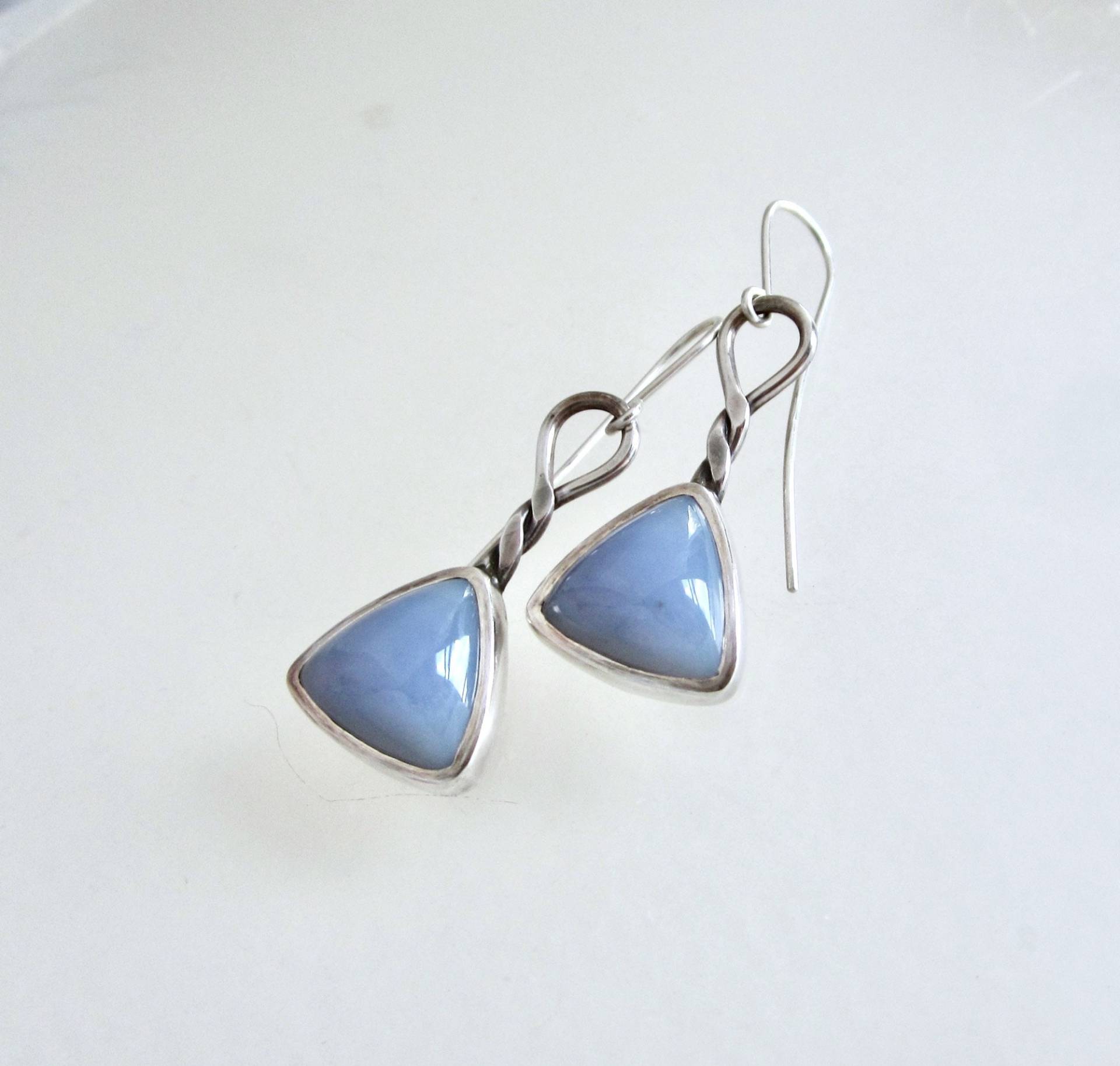 Blauer Chalcedon Und Sterling Silber Dreieck Ohrringe, Trillion Twisted Muster Ohrringe Blauer Chalcedon Und Sterling Silber Dreieck Ohrringe, Trillion Twisted Muster Ohrringe von StoneyCharms