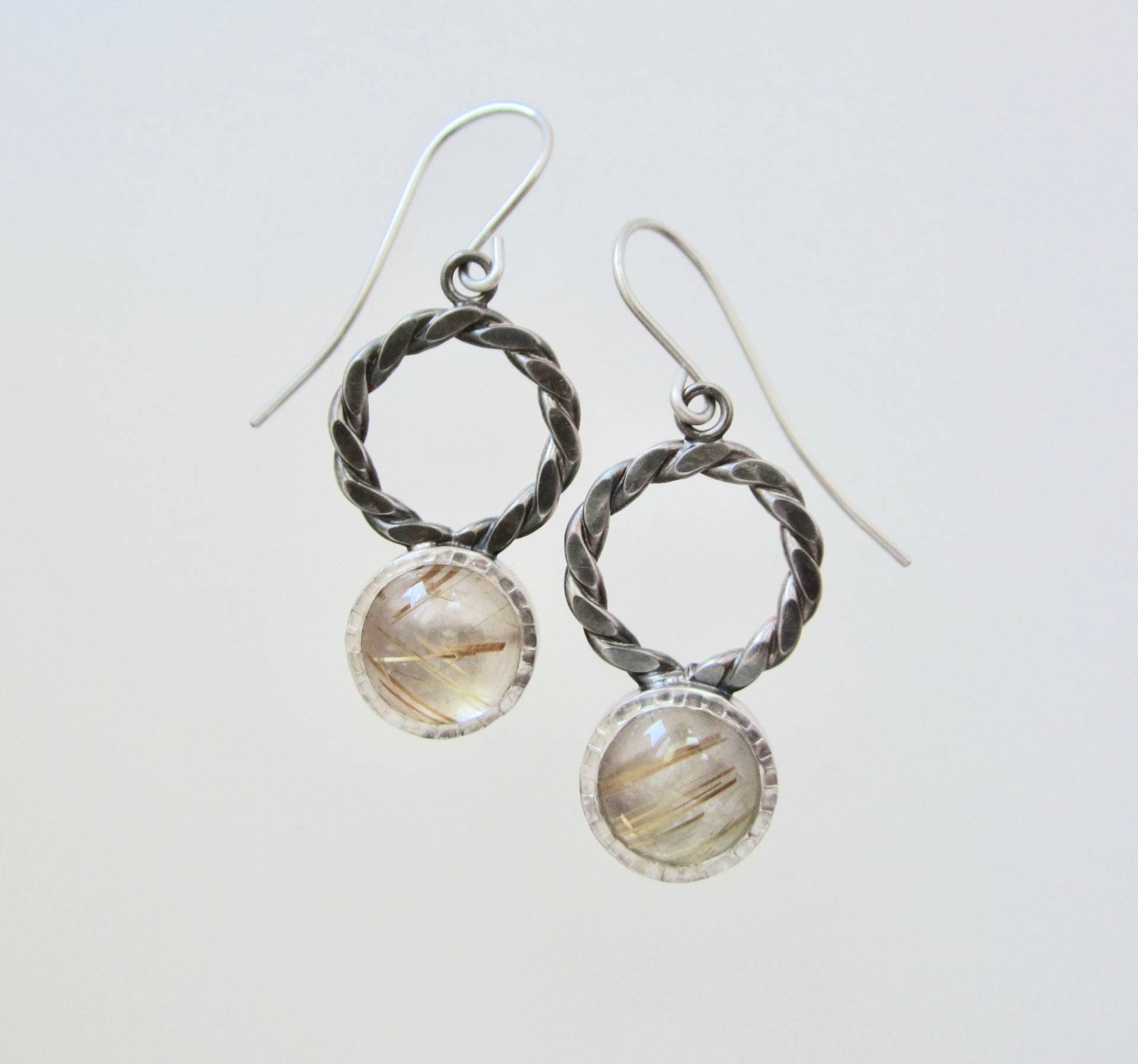 Verstümmeltquarz Und Sterling Silber Baumeln Ohrringe, Kreisförmige Twist-Muster-Ohrringe Verstümmeltquarz Und Sterling Silber Baumeln Ohrringe, Kreisförmige Twist-Muster-Ohrringe von StoneyCharms