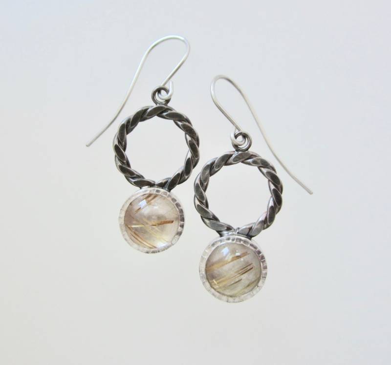 Verstümmeltquarz Und Sterling Silber Baumeln Ohrringe, Kreisförmige Twist-Muster-Ohrringe Verstümmeltquarz Und Sterling Silber Baumeln Ohrringe, Kreisförmige Twist-Muster-Ohrringe von StoneyCharms
