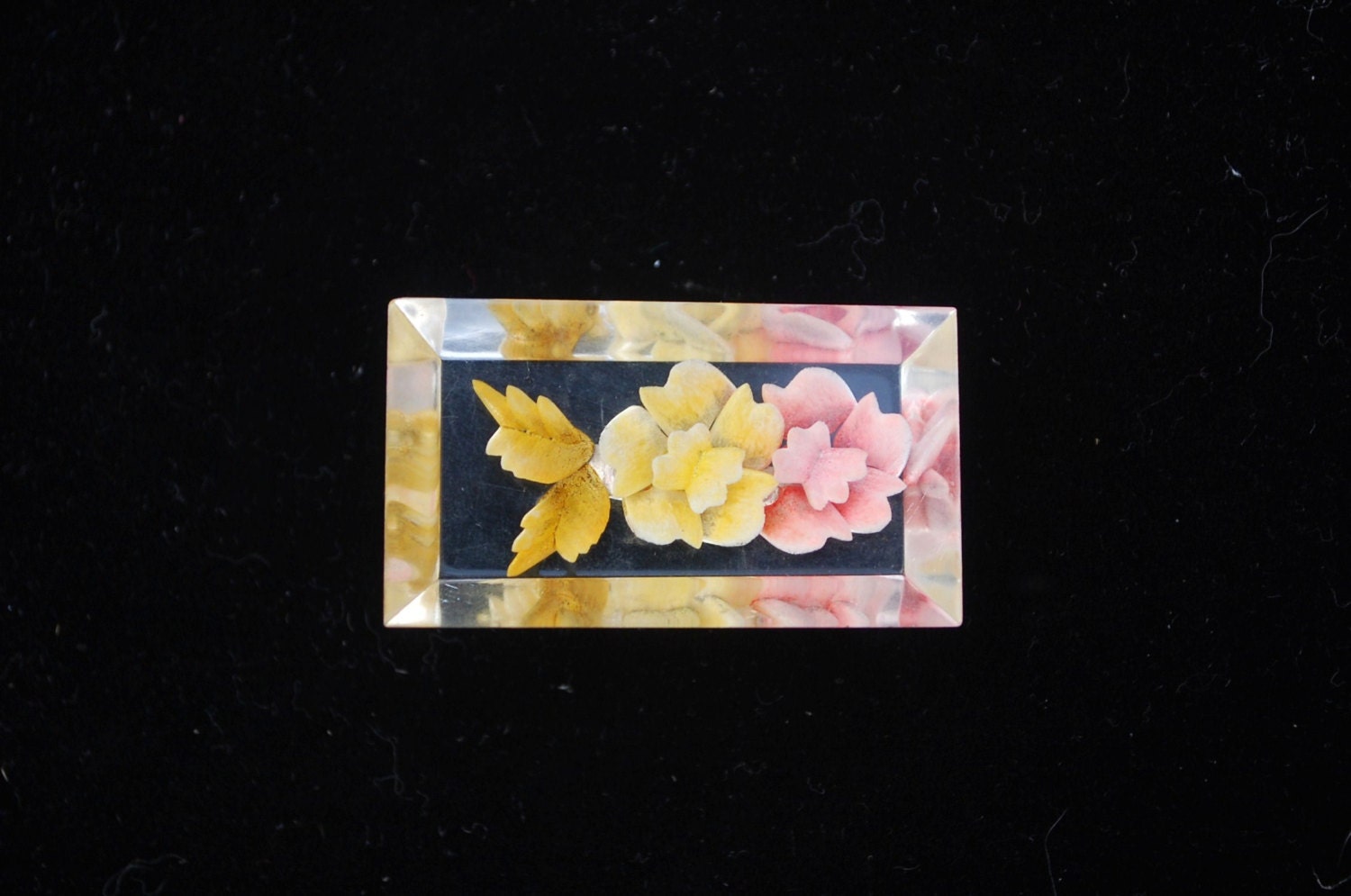 Lucite Brosche Pin Reverse Carved Flowers 1950 Lucite Brosche Pin Reverse Carved Flowers 1950 von StoneyJack