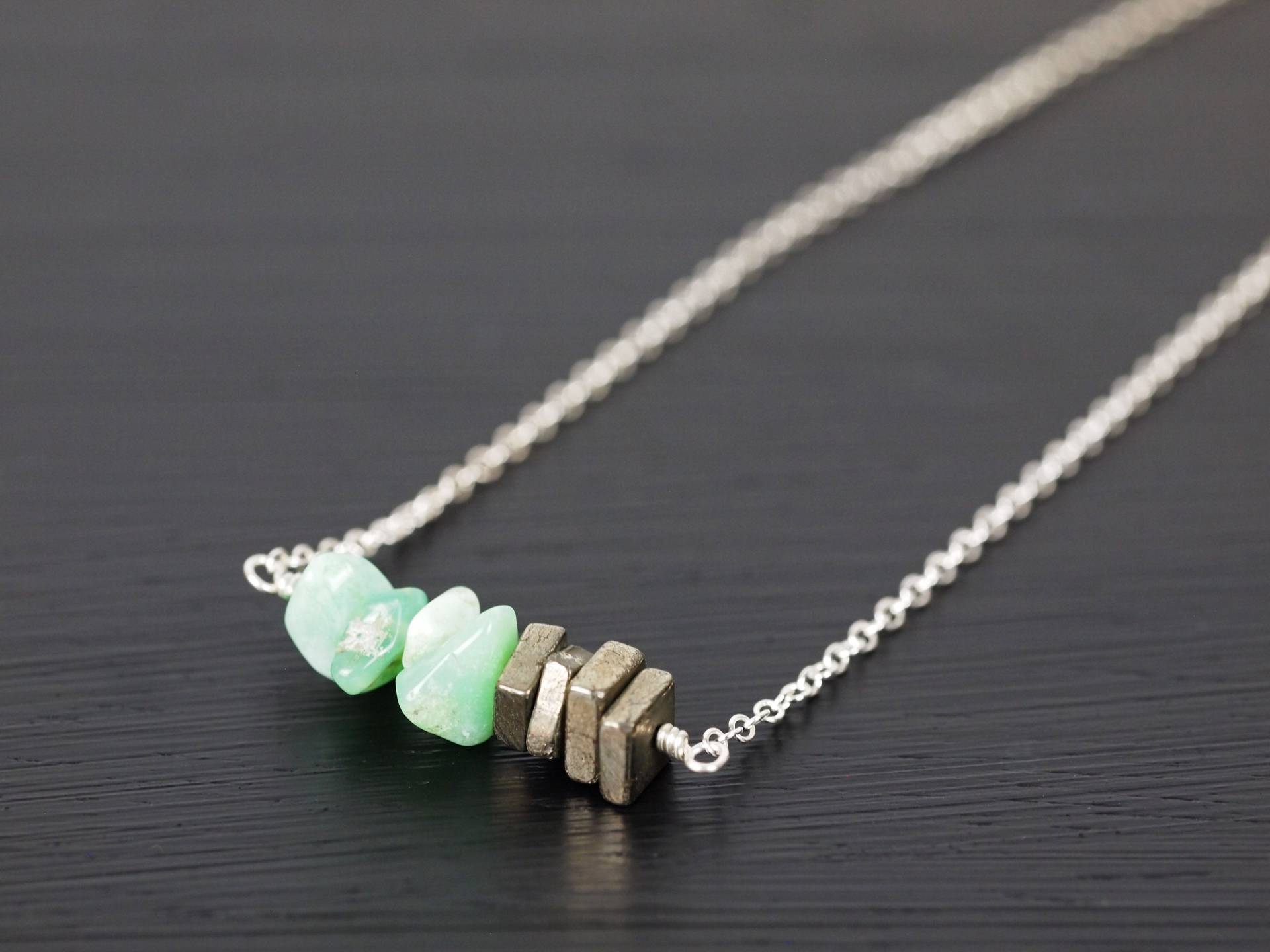 Colorblock Chrysopras Und Pyrit Bar Halskette von StoopSaleDesigns