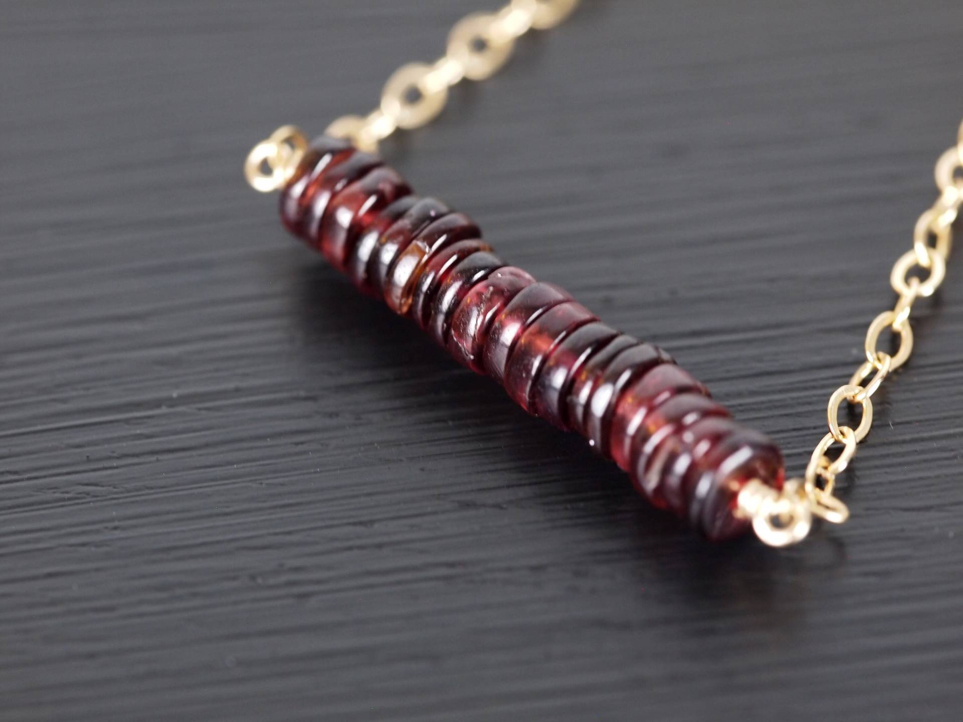 Granat Und Gold-Armband von StoopSaleDesigns