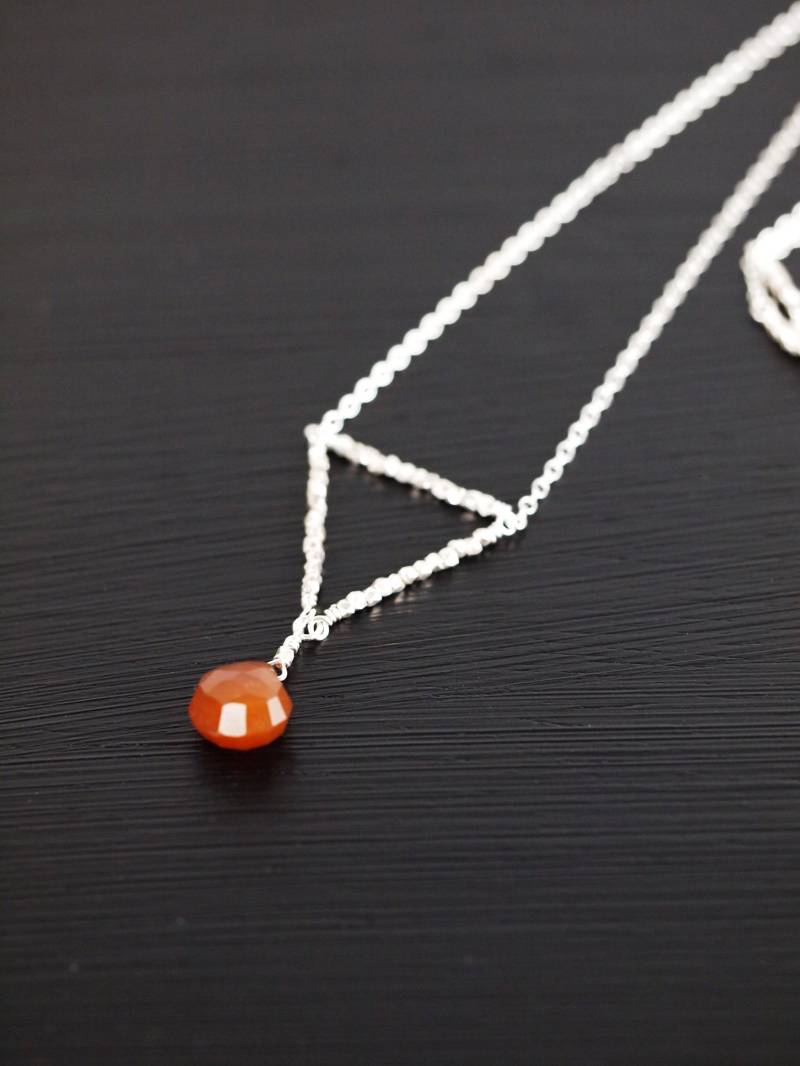Honig-Chalcedon Und Silber Nugget Dreieck Halskette Honig-Chalcedon Und Silber Nugget Dreieck Halskette von StoopSaleDesigns