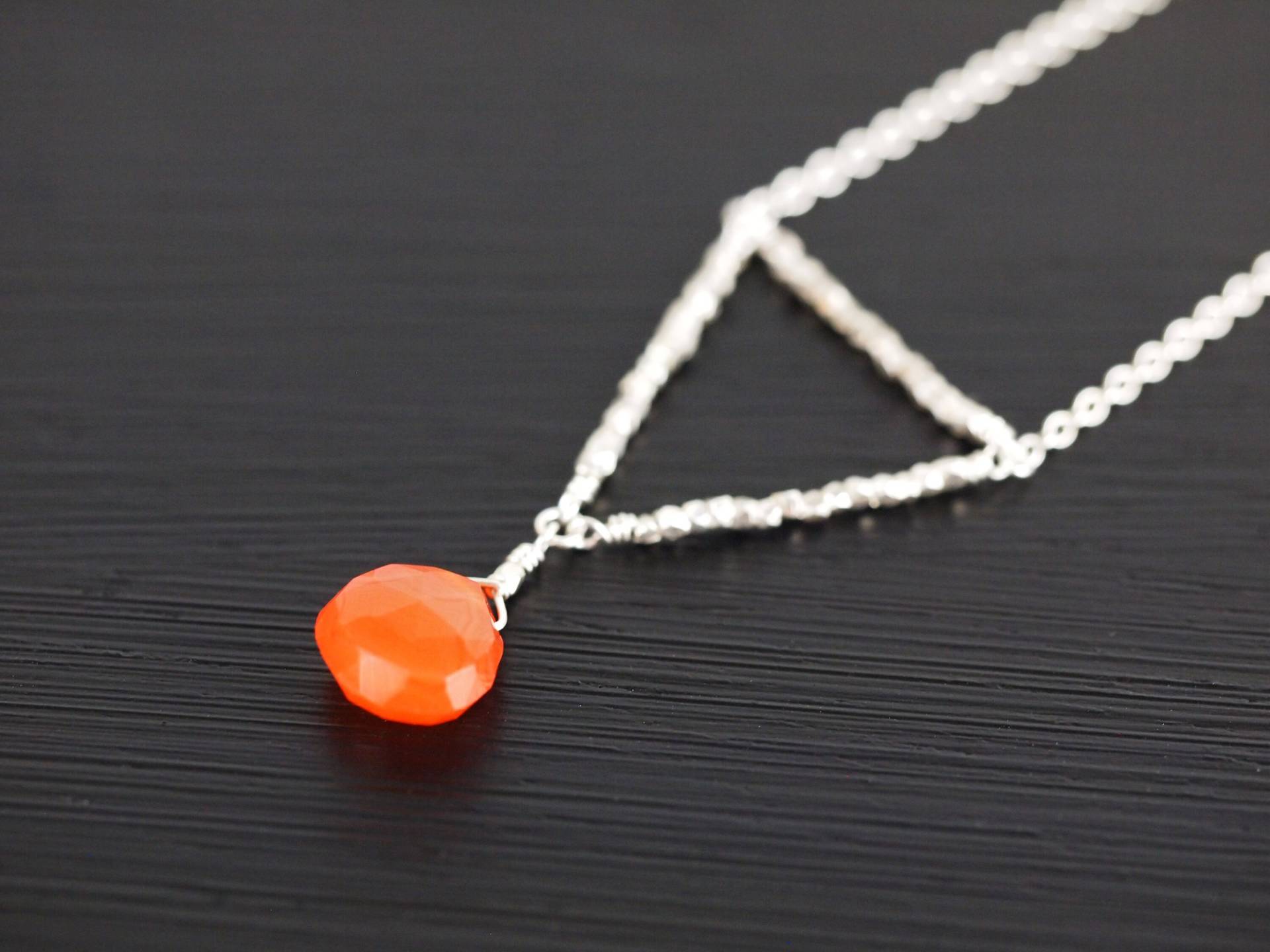Karneol Und Silber Nugget Dreieck Halskette von StoopSaleDesigns