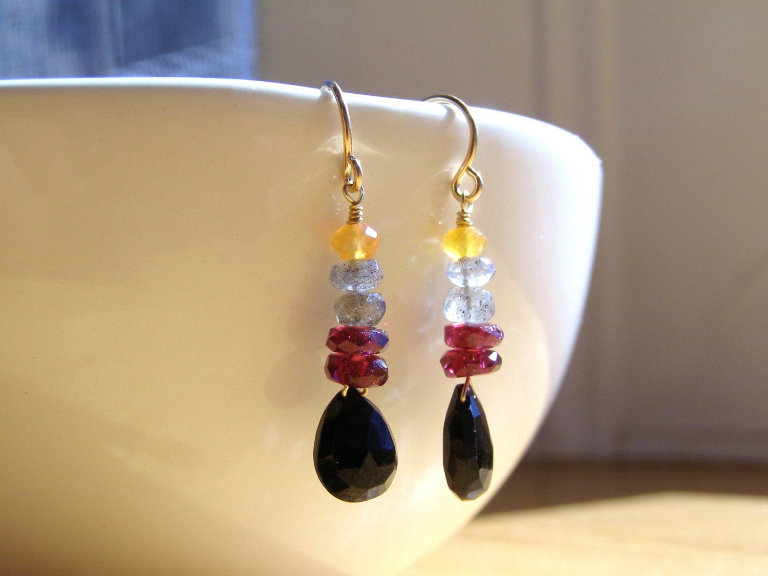 Labradorit, Granat, Canelian Und Schwarze Spinell Ohrringe von StoopSaleDesigns