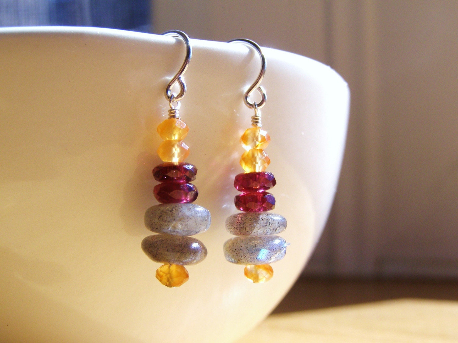 Labradorit, Granat Und Karneol Ohrringe von StoopSaleDesigns