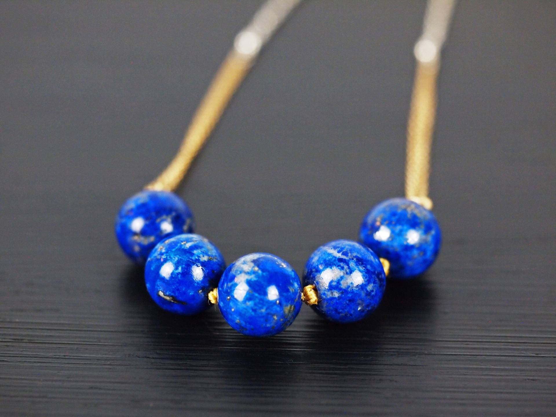 Lapis Geknotet Mit Gold Seide Auf Und Silber Kette von StoopSaleDesigns