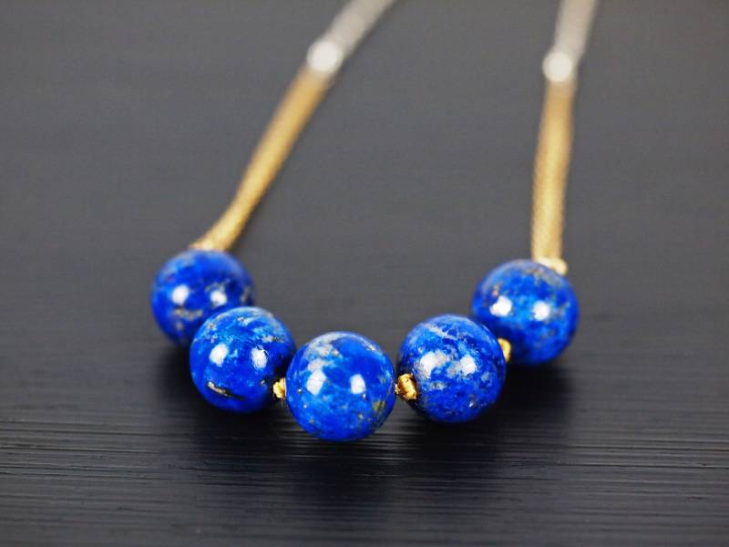 Lapis Geknotet Mit Gold Seide Auf Und Silber Kette Lapis Geknotet Mit Gold Seide Auf Und Silber Kette von StoopSaleDesigns
