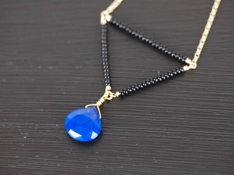 Lapis Und Glas Miyuki Perlen Dreieck Gold Halskette Lapis Und Glas Miyuki Perlen Dreieck Gold Halskette von StoopSaleDesigns