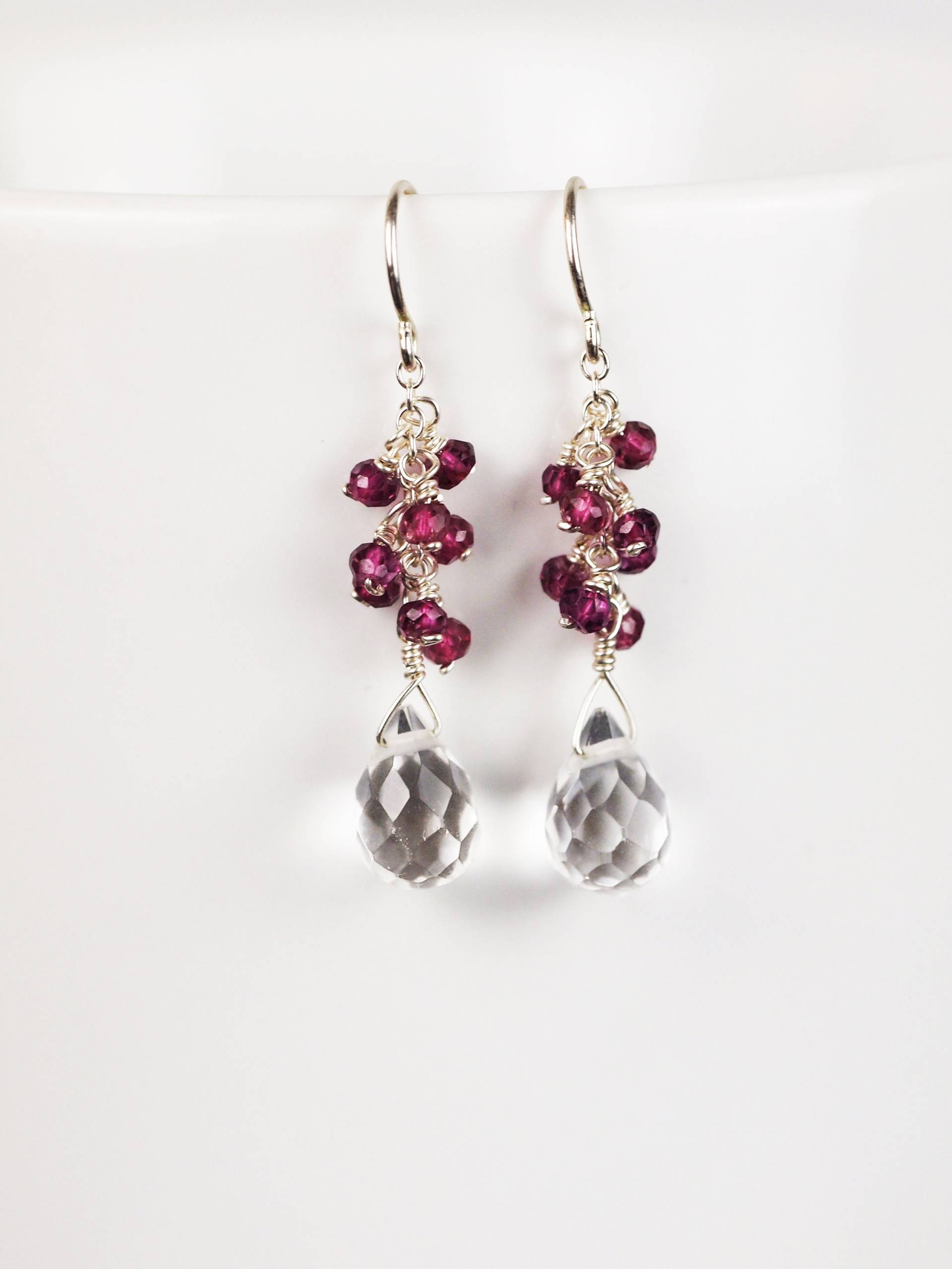 Rhodolith Granat Und Bergkristall Ohrringe von StoopSaleDesigns