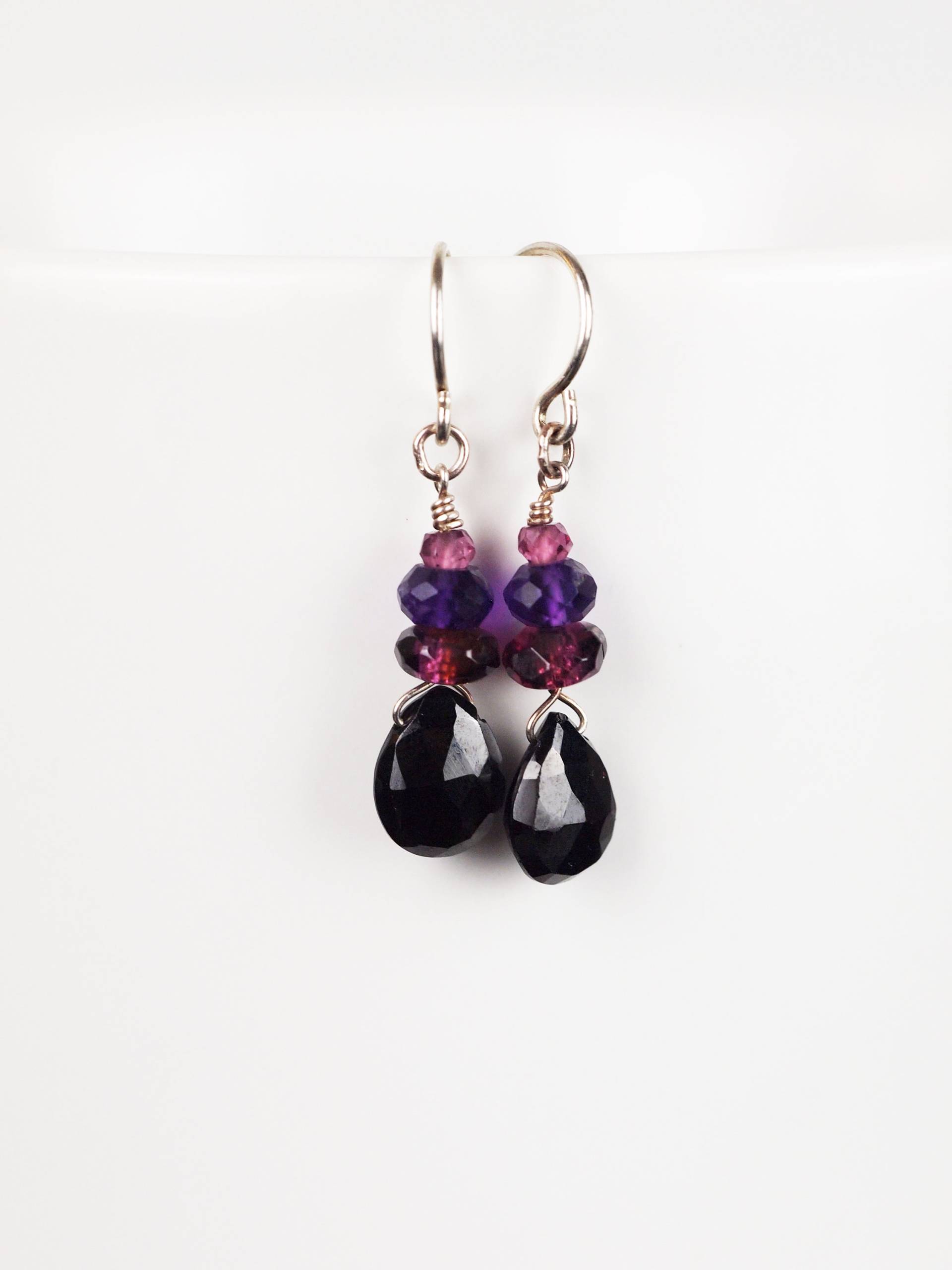 Schwarzer Spinell Granat Und Amethyst Ohrringe von StoopSaleDesigns