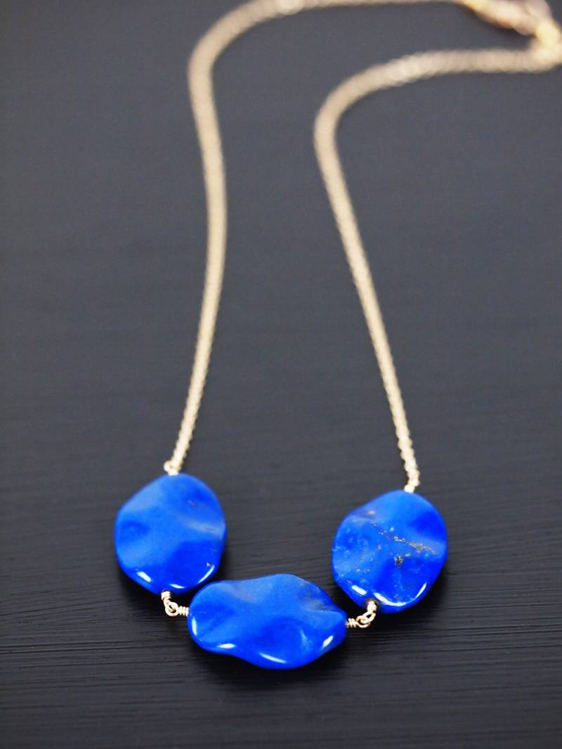 Wellig Lapislazuli Perlen Und Gold Kette Halskette Wellig Lapislazuli Perlen Und Gold Kette Halskette von StoopSaleDesigns