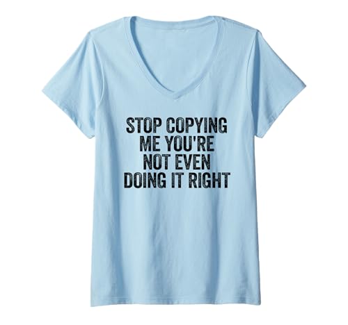 Damen Lustiger Humor mit Aufschrift "Stop Copying Me You're Not Even Doing It Right" T-Shirt mit V-Ausschnitt Damen Lustiger Humor mit Aufschrift "Stop Copying Me You're Not Even Doing It Right" T-Shirt mit V-Ausschnitt von Stop Copying Me You're Not Even Doing It Right Tee