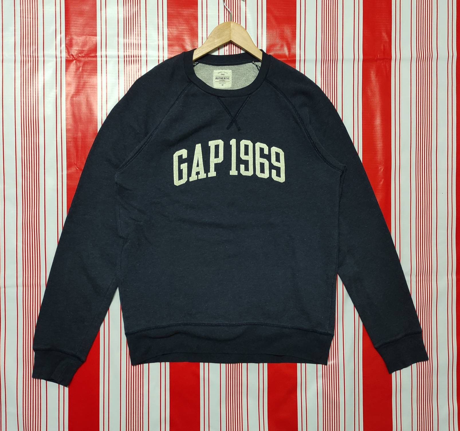 Vintage Gap 1969 Grosses Logo Pullover Sweatshirt M Grösse Männer von StoreAmerican