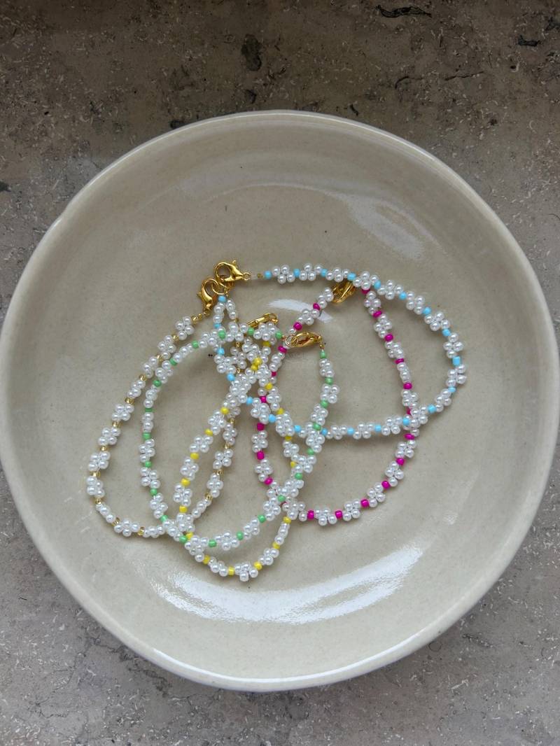 Geflochtenes Perlenarmband Aus Edlen Weißen Und Goldenen Perlen Mit Karabinerverschluss Geflochtenes Perlenarmband Aus Edlen Weißen Und Goldenen Perlen Mit Karabinerverschluss von StorieDiSofie