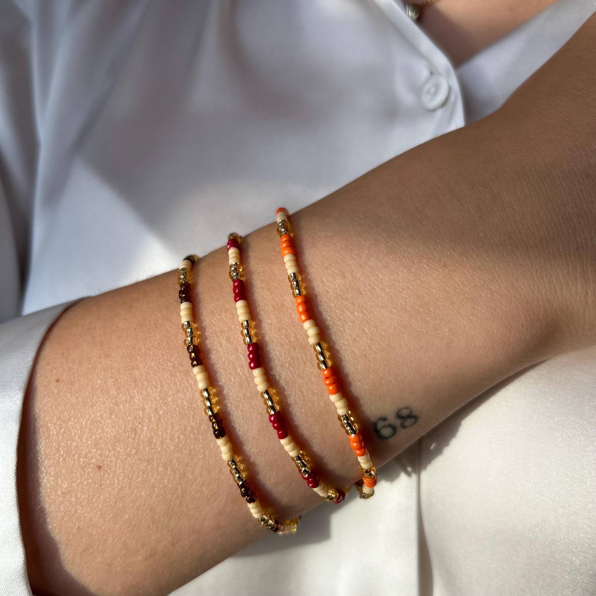 Herbstliches Perlenarmband Aus Feinen Glasperlen in Erdigen Tönen Mit Einem Karabinerverschluss von StorieDiSofie