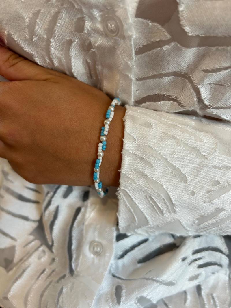 Zweireihiges, Handgefertigtes Perlenarmband in Blau Und Weiß Mit Karabiner "Acqua" von StorieDiSofie