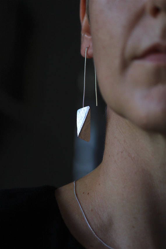 Handgemachte Ohrringe Mit Gefalteten Und Strukturierten Silberstückchen Auf Einem Langen Stiel | E0184 Handgemachte Ohrringe Mit Gefalteten Und Strukturierten Silberstückchen Auf Einem Langen Stiel | E0184 von Storiesofsilversilk