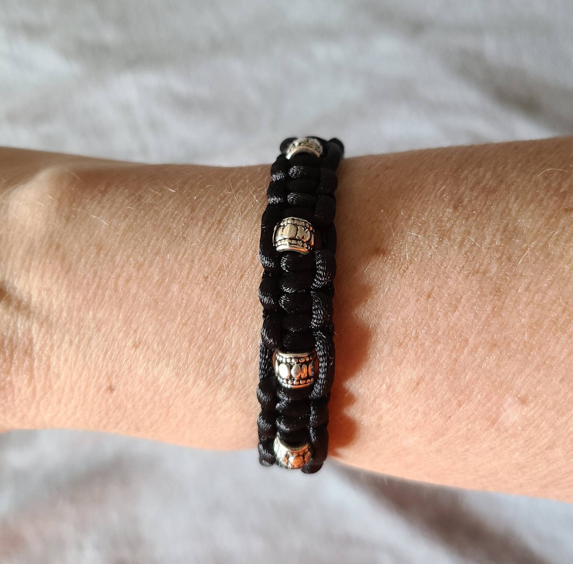 Armband Schwarz Mit Metallfassperlen Armband Schwarz Mit Metallfassperlen von StormDesignWorks