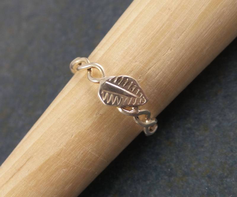 Blatt Drehring, Stapelbar, Silber , Band von StormFlightDesigns