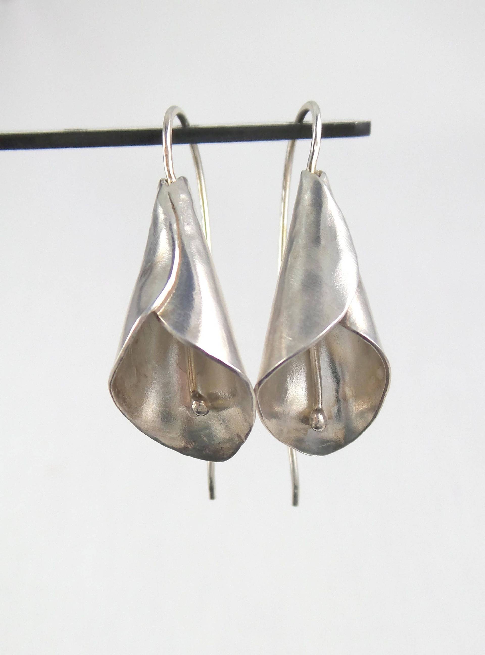 Cala Lilien Blumen in Sterling Silber Ohrringe Made To Order Cala Lilien Blumen in Sterling Silber Ohrringe Made To Order von StormFlightDesigns